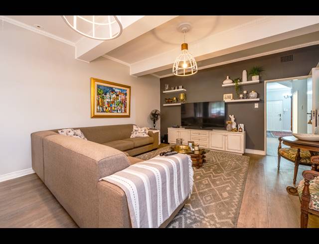 6 BEDROOM HOUSE FOR SALE IN BRYANSTON